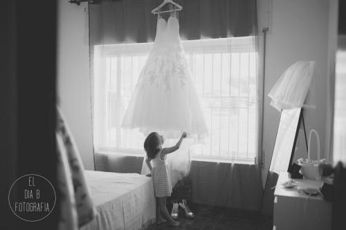 Foto de la damita admirando el vestido de novia