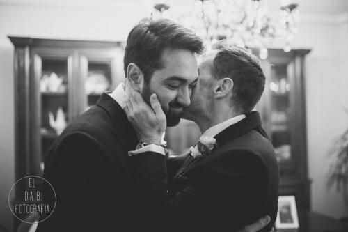 Foto del novio dando un beso a su hermano